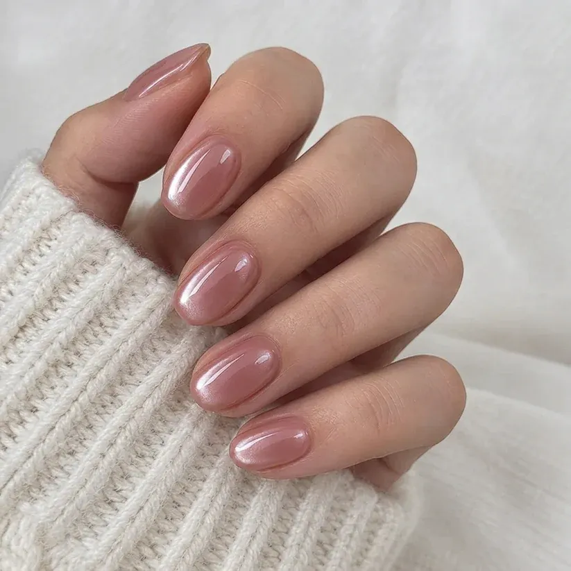 Uñas pintadas con el tono Rosa Perla, acabado perla